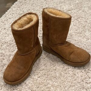 UGG Classic Short Kids Boots in Chestnut Brown Size 5